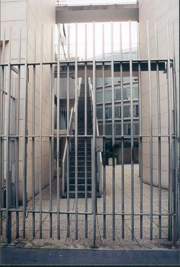 [Catherine Furet, architecte SEMEA 15, maître d’ouvrage 1999] _« L’entrée, l’avantage de cette entrée, c’est vrai qu’elle est assez étroite par rapport à ce qu’on y trouve après, la cour, mais d’un autre côté, on a l’impression qu’elle protège la cour, que ça l’isole de la rue de la Croix-Nivert. On se sent protégé dès qu’on arrive, d’ailleurs même au niveau acoustique, on n’entend pas trop. C’est très calme, on est isolé et pourtant on est à côté d’une rue qui est quand même très bruyante. Ça fait un peu entonnoir finalement ».