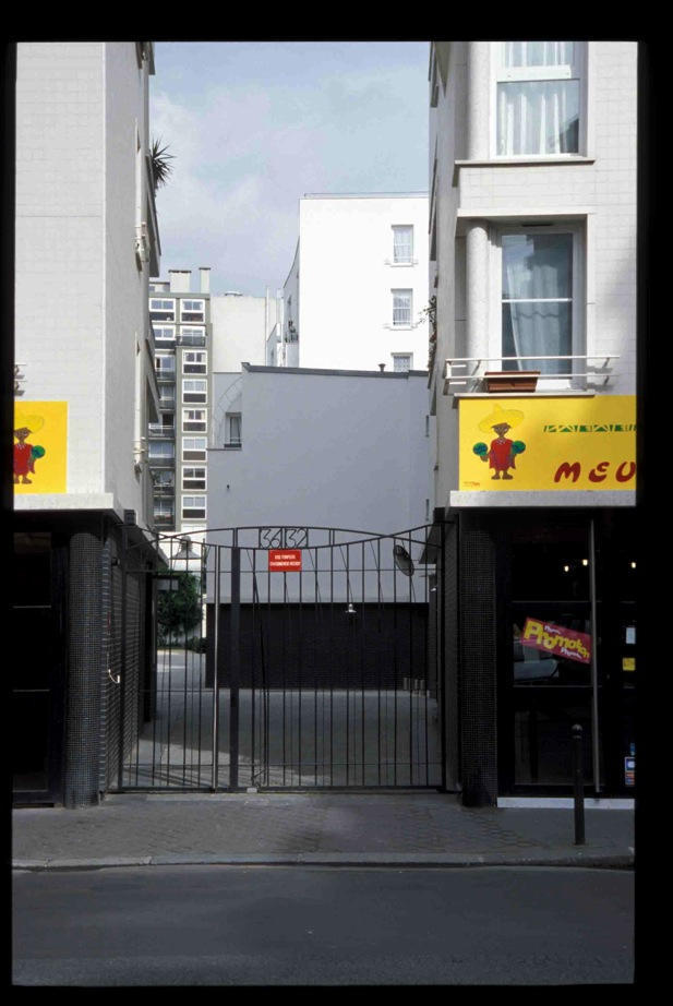 [Michel Rémon, architecte Ministère des Postes et Télécom, maître d’ouvrage, 1993] _« La porte n’incarne pas la sécurité. Elle serait ouverte, ce serait pareil. Ce n’est vraiment pas un rempart. Ici il n’y a pas de hall, pas d’accueil, tout est ouvert, à la vue de tous ».