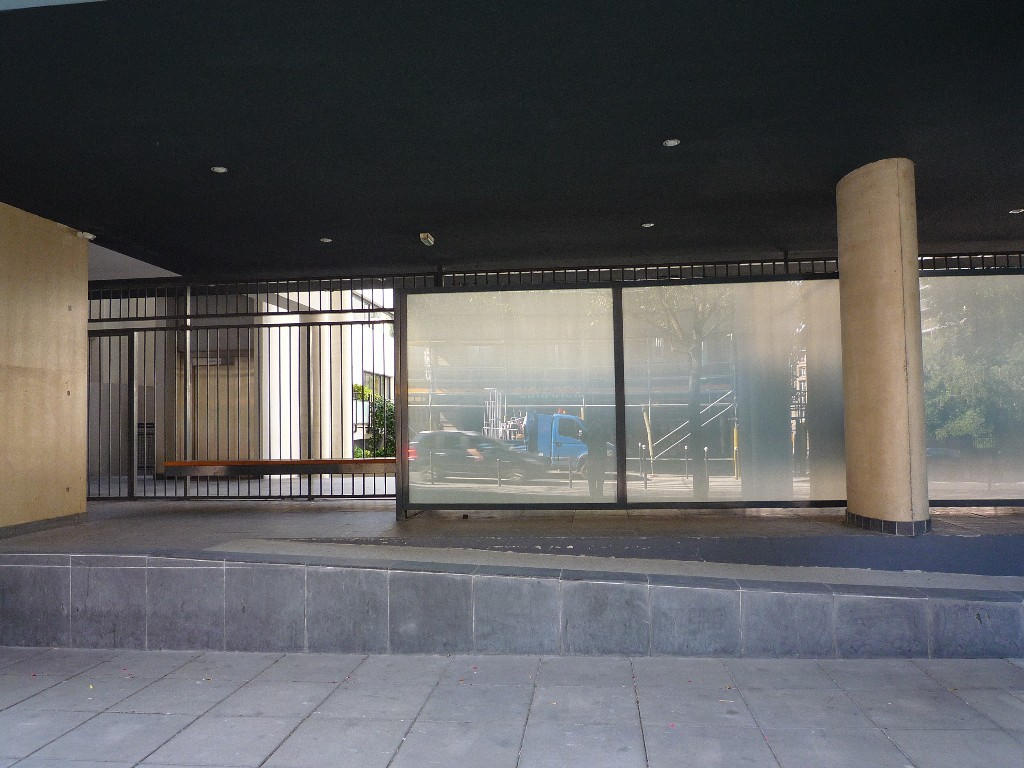 [Michel Kagan, architecte SGIM, maître d’ouvrage 2000] _« Je trouve les grandes vitres opaques du sas plus sympathiques que les grilles autour. Elles donnent de la clarté tout en respectant notre intimité. »